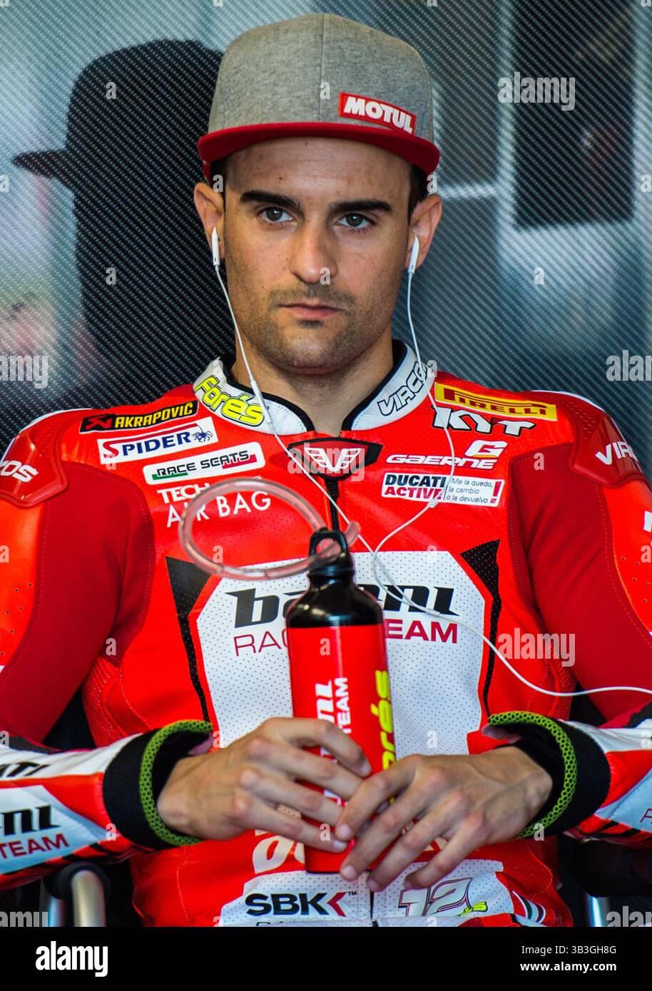 24 febbraio 2018 - Melbourne, Victoria, Australia - il pilota spagnolo Xavi Fores (#12) di Barni Racing in garage durante il giorno 2 del round di apertura della stagione 2018 World Superbike sul circuito di Phillip Island, Australia. (Immagine di credito: © Theo Karanikos tramite filo ZUMA) Foto Stock