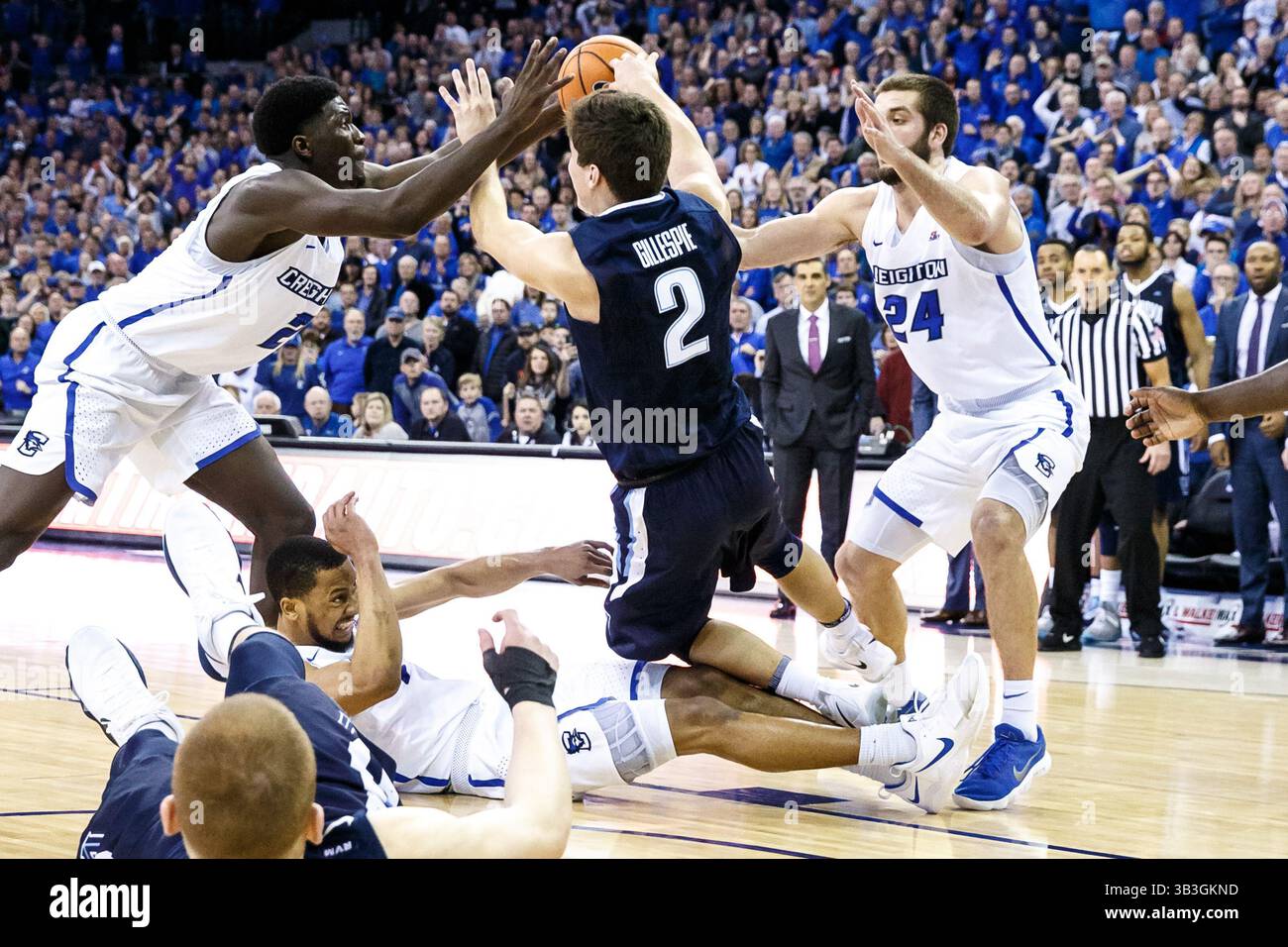 24 febbraio 2018 - Omaha, Nebraska Stati Uniti - la guardia dei Villanova Wildcats Collin Gillespie #2 cade sopra la cima della guardia dei Creighton Bluejays Davion Mintz #1 nei panni della guardia dei Creighton Bluejays Khyri Thomas #2 (a sinistra) e della guardia dei Creighton Bluejays Mitch Ballock #24 321 (a destra 89 83) Michael Spomer/CSM tramite filo ZUMA) Foto Stock