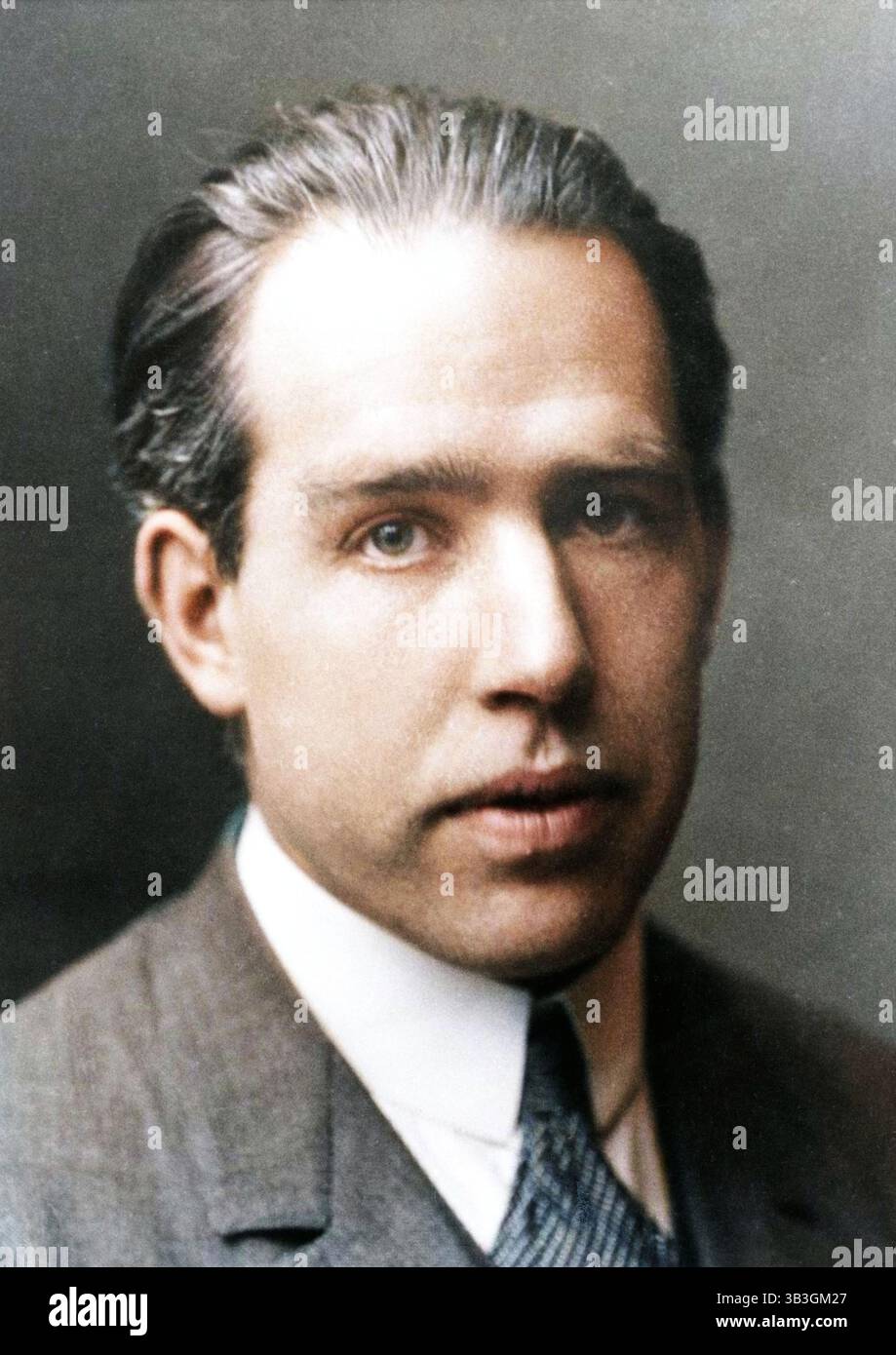 Niels Bohr, fisico danese, c1922. Niels Henrik David Bohr (1885-1962) è meglio conosciuto per il suo lavoro sulla meccanica quantistica e la struttura atomica, per il quale gli è stato assegnato il Premio Nobel per la fisica nel 1922. In seguito assistette gli americani con il progetto Manhattan per costruire la bomba atomica, ma dopo la seconda guerra mondiale divenne un forte sostenitore del controllo delle armi, organizzando la conferenza degli atomi per la pace a Ginevra nel 1955. Foto per gentile concessione della Fondazione Nobel. (Stampa a colori in bianco e nero). Foto Stock