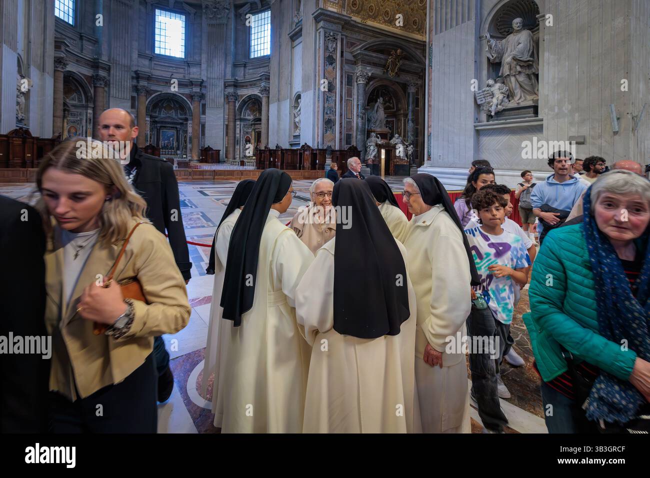 25 aprile 2025, città del Vaticano, Vaticano: Un gruppo di suore e alcuni fedeli nella Basilica di San Pietro il giorno prima del funerale di Papa Francesco. (Credit Image: © Gennaro Leonardi/Pacific Press via ZUMA Press Wire) SOLO PER USO EDITORIALE! Non per USO commerciale! Foto Stock