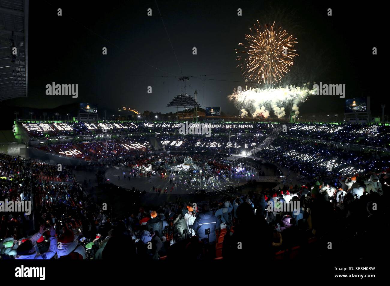 25 febbraio 2018 - Pyeongchang, GANGWON, COREA DEL SUD - 25 febbraio 2018-Pyeongchang, Corea del Sud-gli atleti entrano nello Stadio Olimpico di Pyeongchang durante la cerimonia di chiusura delle Olimpiadi invernali in Corea del Sud. (Immagine di credito: © GMC via cavo ZUMA) Foto Stock