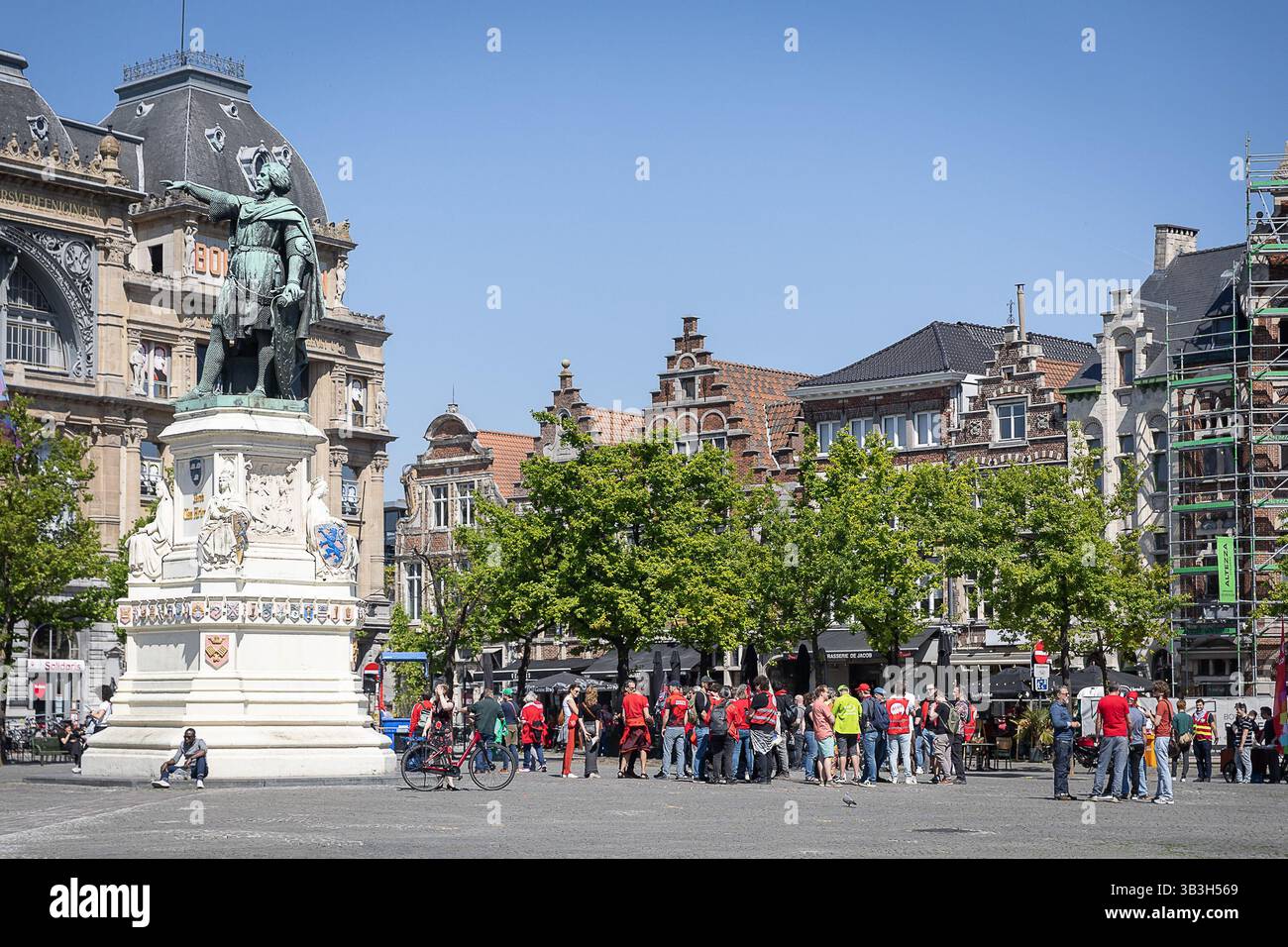 Gent, Belgio. 29 aprile 2025. La figura illustrativa mostra il Vrijdagmarkt raffigurato durante uno sciopero nazionale del sindacato socialista FGTB/ABVV e dell'unione cristiana CSC/ACV martedì 29 aprile 2025. Lo sciopero fa parte di una giornata nazionale d'azione per protestare contro l'austerità e le riforme pensionistiche del governo federale. BELGA PHOTO JAMES ARTHUR GEKIERE credito: Belga News Agency/Alamy Live News Foto Stock