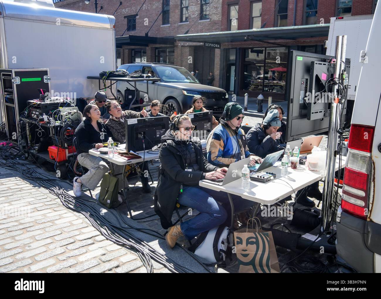 I lavoratori montano in una struttura di controllo all'aperto per la produzione provvisoriamente intitolata "On Brand" con i prodotti dei grandi magazzini di Marshall è girato nella Gansevoort Plaza nel Meatpacking District di New York giovedì 17 aprile 2025. (© Richard B. Levine) Foto Stock