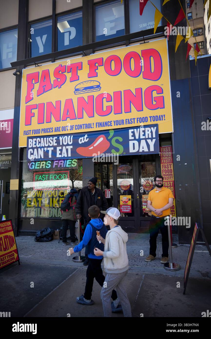 Gli amanti del Burger sono in fila per ore fuori dal negozio Chili's Grill & Bar "Fast Food Financing" in Union Square a New York giovedì 17 aprile 2025. L'attivazione del marchio è stata una promozione per il menu 3 for me della catena di ristoranti, richiamando l'attenzione sul costo dei pasti di valore offerti in altre catene, incluso il McDonald's accanto. (© Richard B. Levine) Foto Stock