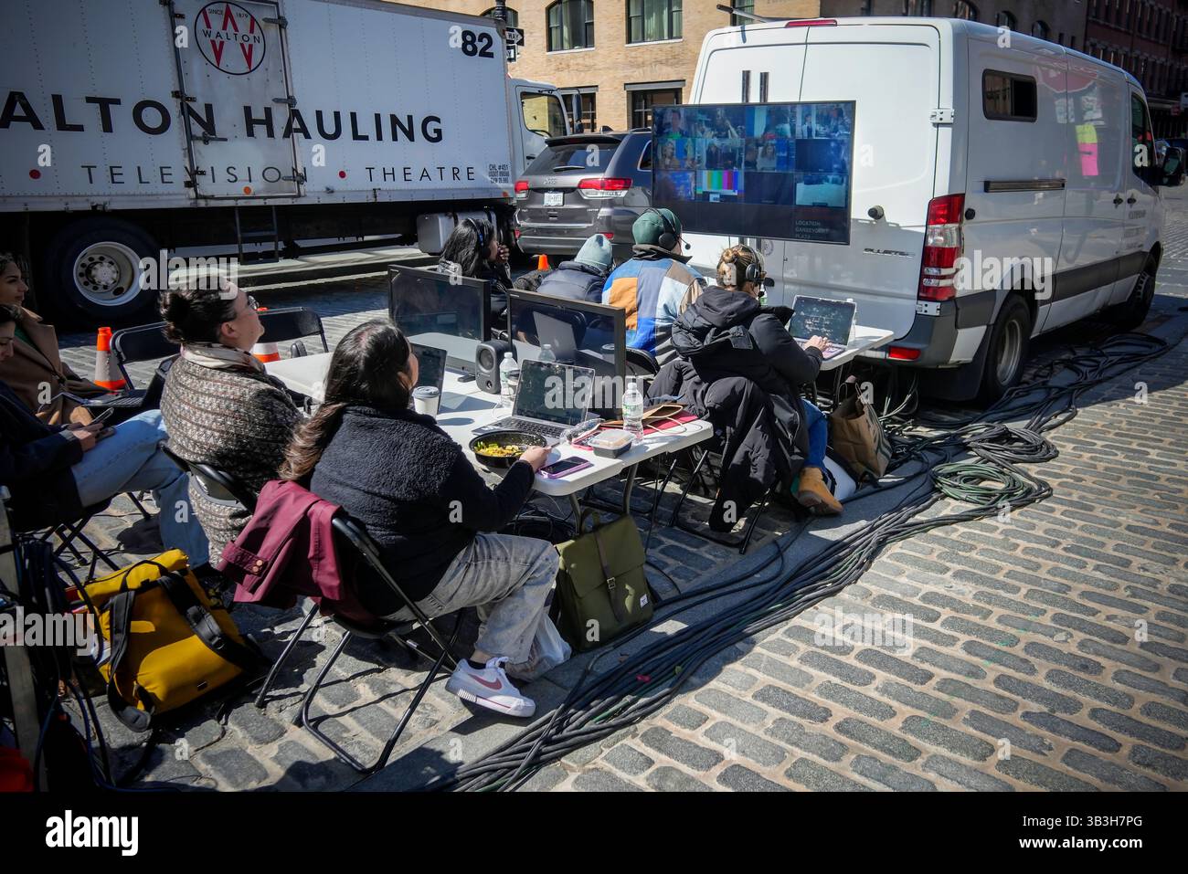 I lavoratori montano in una struttura di controllo all'aperto per la produzione provvisoriamente intitolata "On Brand" con i prodotti dei grandi magazzini di Marshall è girato nella Gansevoort Plaza nel Meatpacking District di New York giovedì 17 aprile 2025. (© Richard B. Levine) Foto Stock