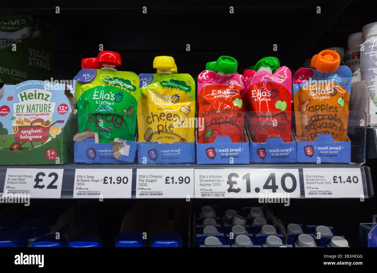 29/05/2025, Londra, Inghilterra, Regno Unito. Buste colorate per pappe su uno scaffale del supermercato. Foto Stock