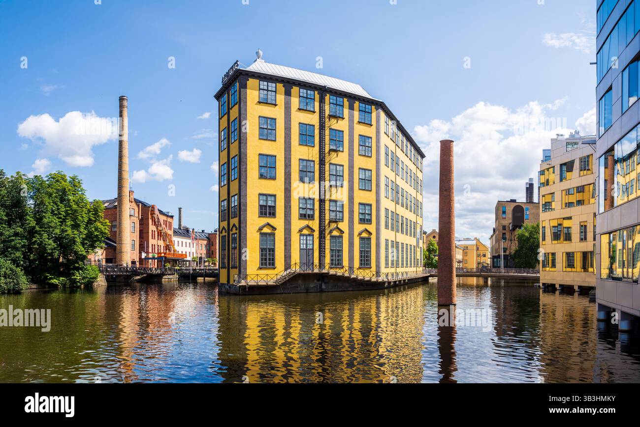 L'edificio Strykjärn a Norrköping, in Svezia, è un ex mulino per tessere sul fiume Motala, sede del Museo del lavoro (museo Arbetets). Foto Stock