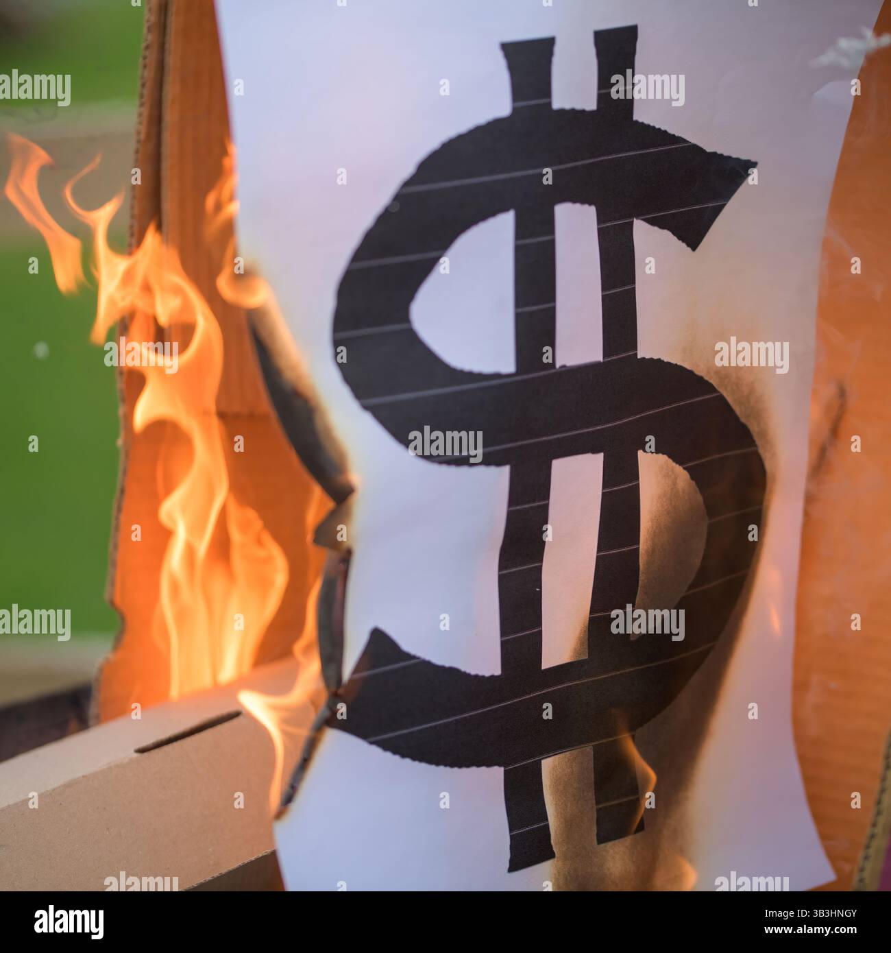 Carta bruciata con un grande segno del dollaro nero, concetto simbolico di crisi finanziaria, inflazione, collasso economico o distruzione della ricchezza Foto Stock