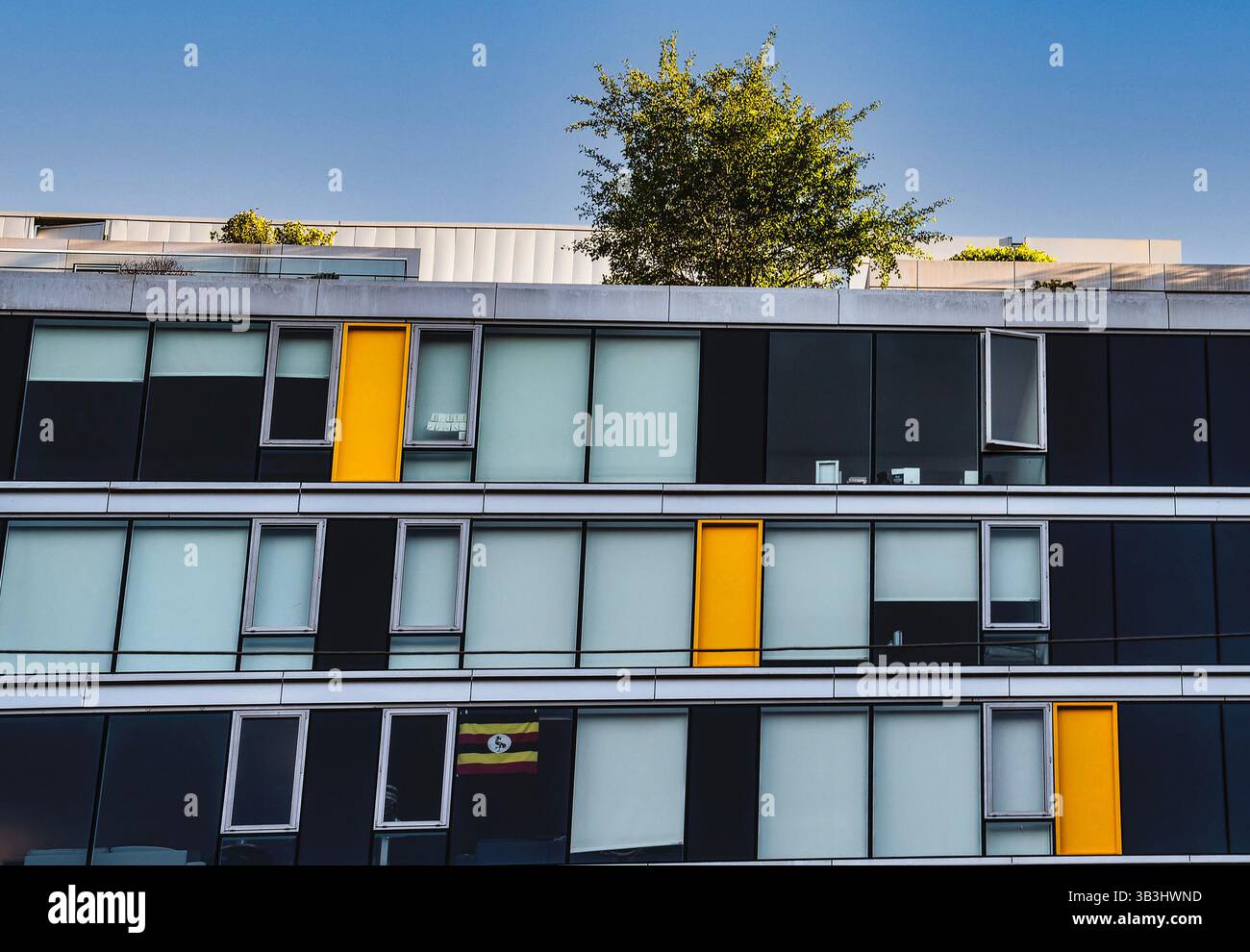Ultimi piani di un condominio con giardino sul tetto Foto Stock