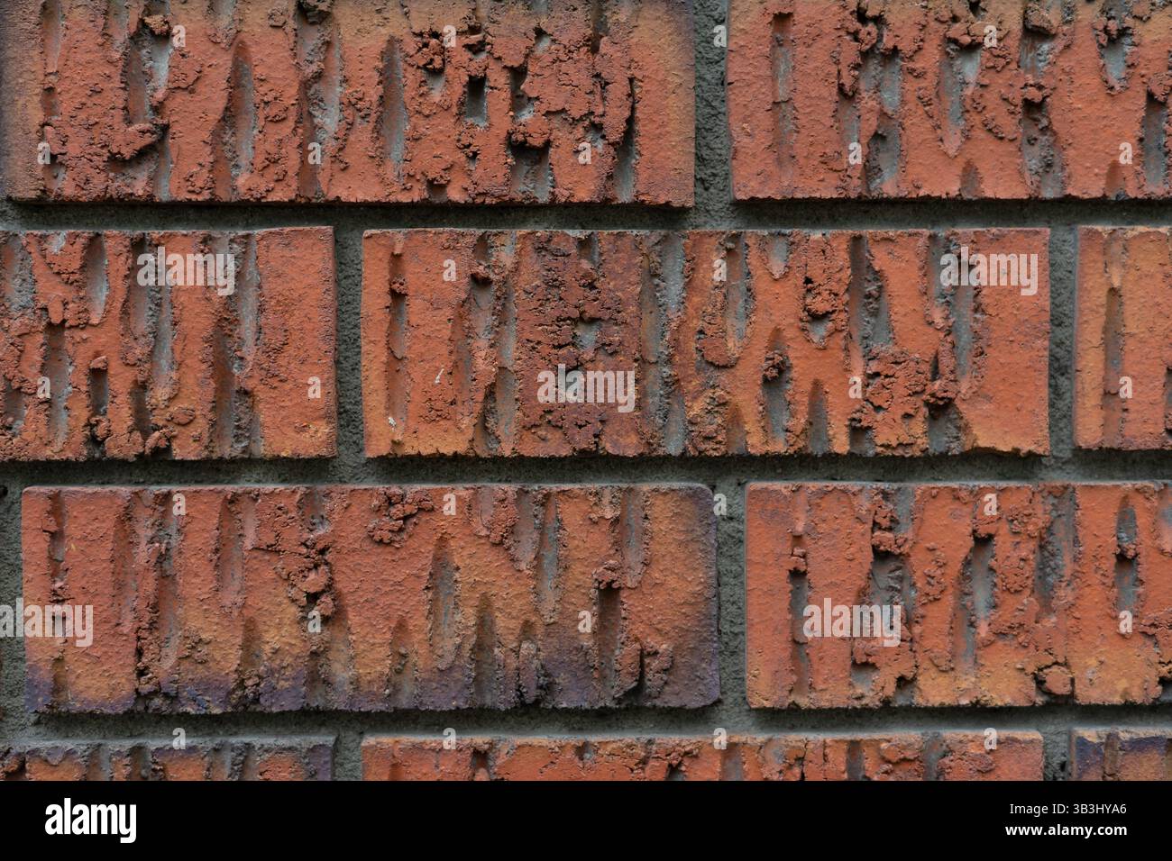 Parte di un muro in mattoni rossi decorativi Foto Stock