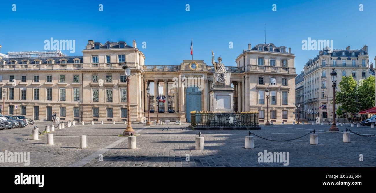 Parigi, Francia - 04 18 2025: Veduta dell'Assemblea Nazionale da Place du Palais Bourbon con la sua statua della legge Foto Stock