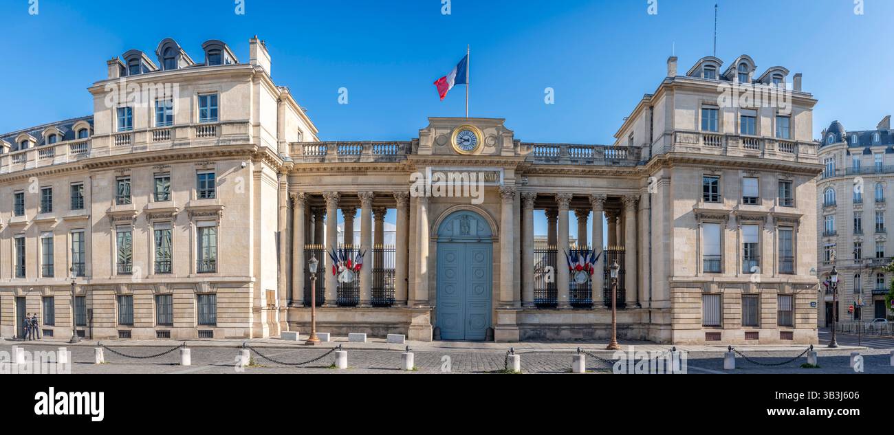 Parigi, Francia - 04 18 2025: Veduta dell'Assemblea Nazionale da Place du Palais Bourbon con la sua statua della legge Foto Stock