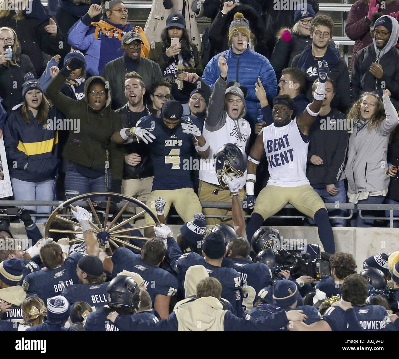 21 novembre 2017 - Akron, OH, USA - University of Akron Zips festeggia una vittoria per 24-14 contro il Kent State per conquistare la Wagon Wheel all'InfoCision Stadium di Akron, Ohio, martedì 21 novembre 2017. (Immagine di credito: © Phil Masturzo/TNS tramite filo ZUMA) Foto Stock