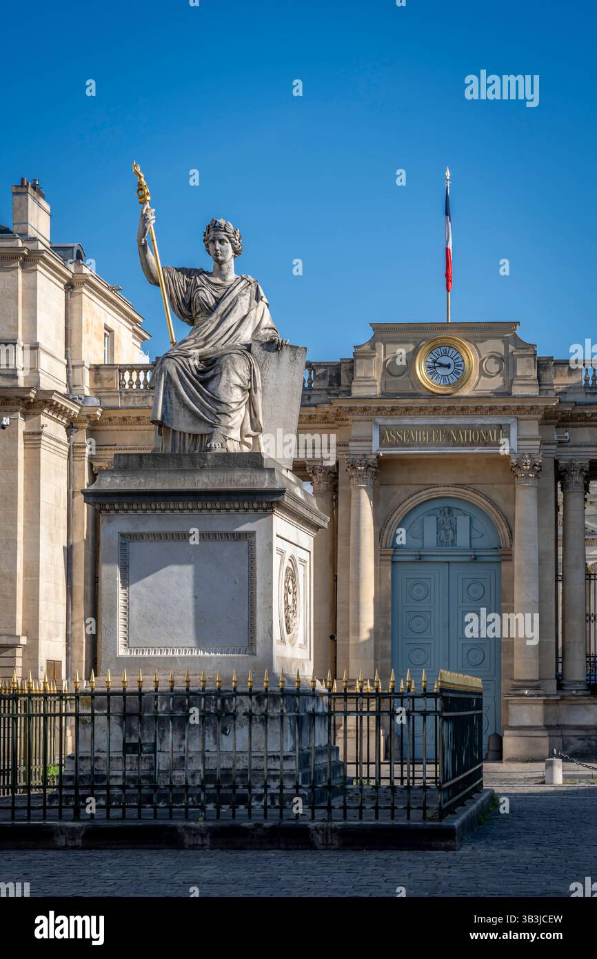Parigi, Francia - 04 18 2025: Veduta dell'Assemblea Nazionale da Place du Palais Bourbon con la sua statua della legge Foto Stock