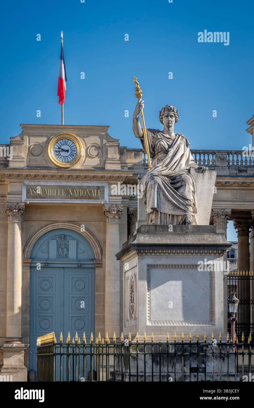Parigi, Francia - 04 18 2025: Veduta dell'Assemblea Nazionale da Place du Palais Bourbon con la sua statua della legge Foto Stock