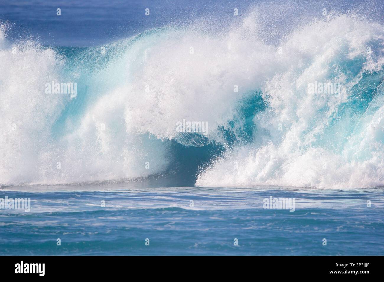 Schiacciando le onde da surf in acque turchesi di colore blu da vicino Foto Stock