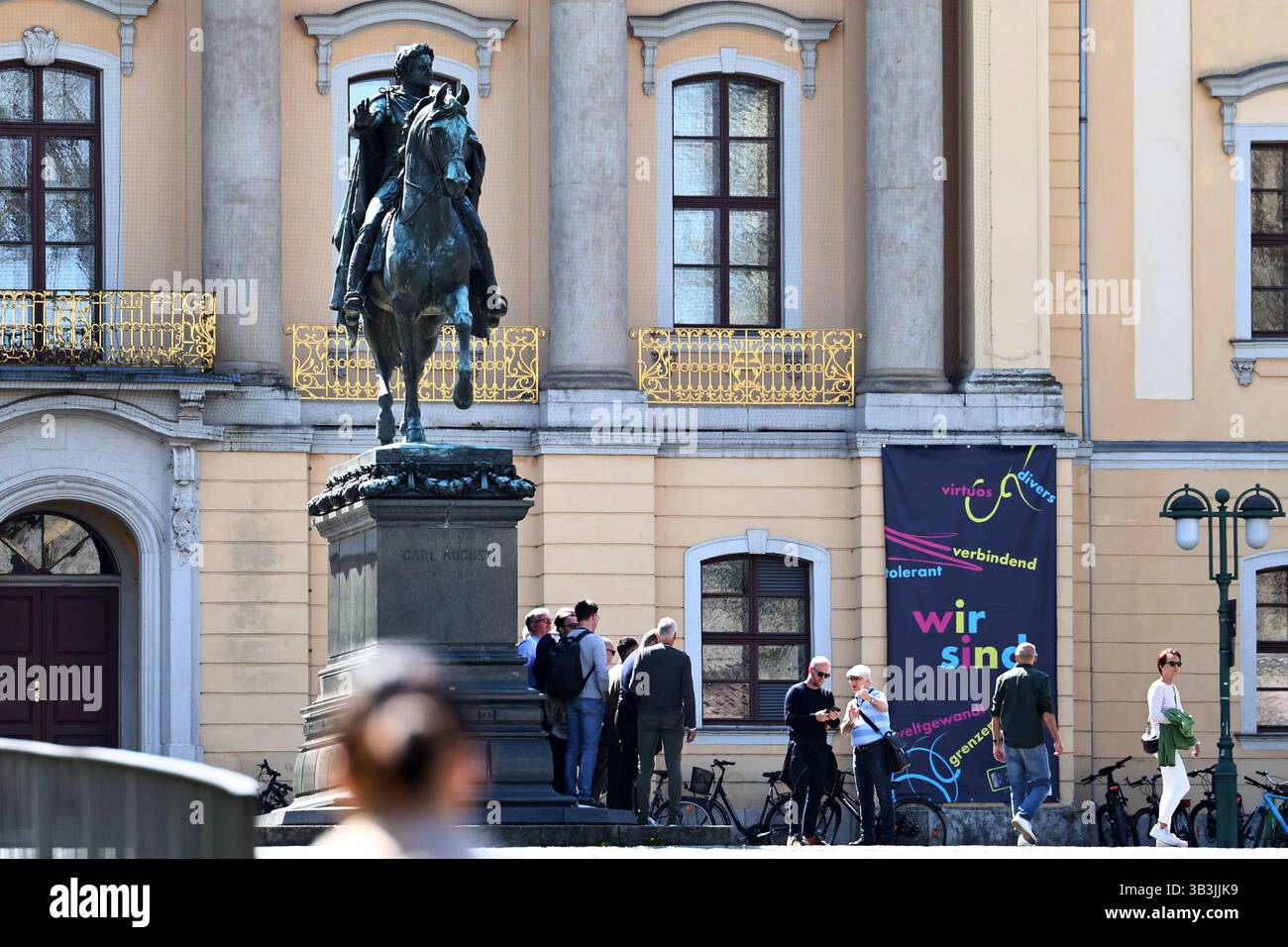 Weimar 29.04.2025, Weimar, Reiterdenkmal Carl August auf dem Platz der Demokratie vor der Hochschule fuer Musik Franz Liszt *** Weimar 29 04 2025, Weimar, Monumento Equestre Carl August sulla Platz der Demokratie di fronte all'Università Franz Liszt della musica Foto Stock