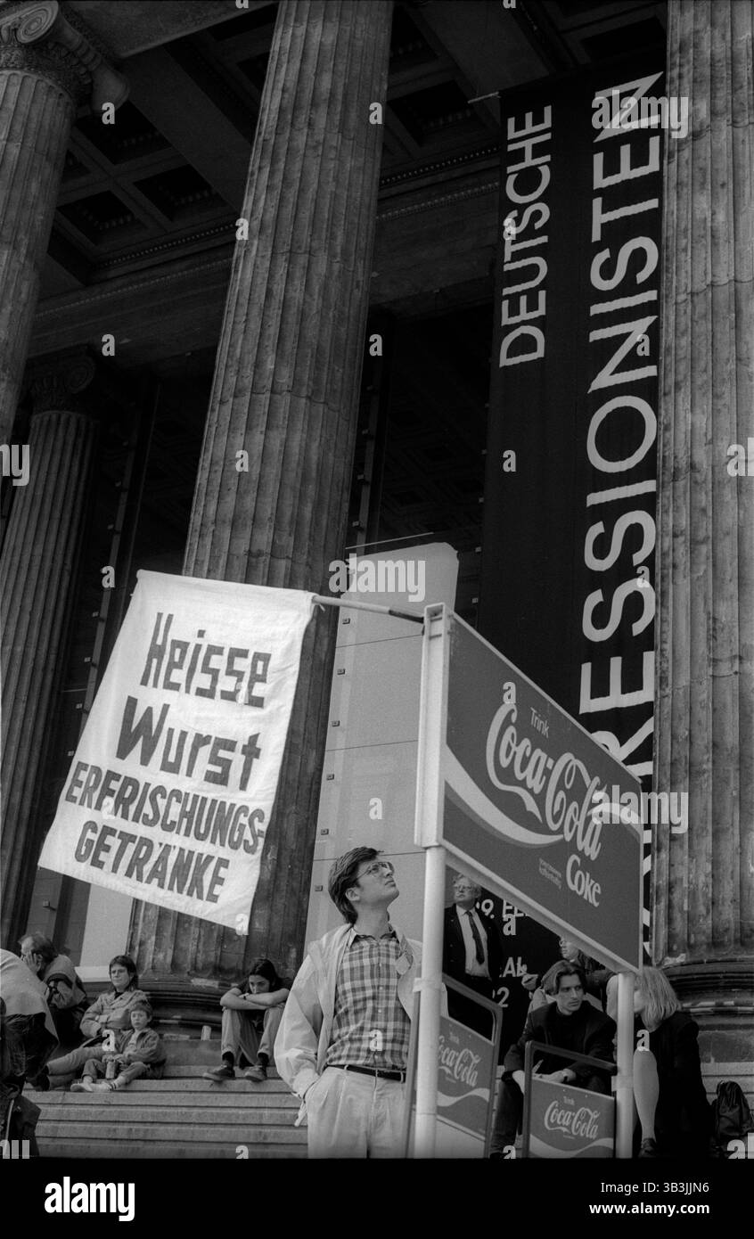 Kultur uns Kommerz Deutschland, Berlino, 05.04.1992, Heiße Wurst und Deutsche Expressionisten, Am Alten Museum, Â *** Cultura e commercio Germania, Berlino, 05 04 1992, Hot Sausage and German Expressionists, presso il Museo Altes di Â Foto Stock