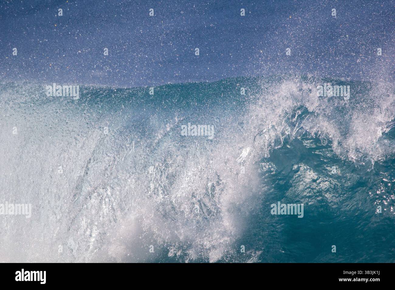 Schiacciando le onde da surf in acque turchesi di colore blu da vicino Foto Stock