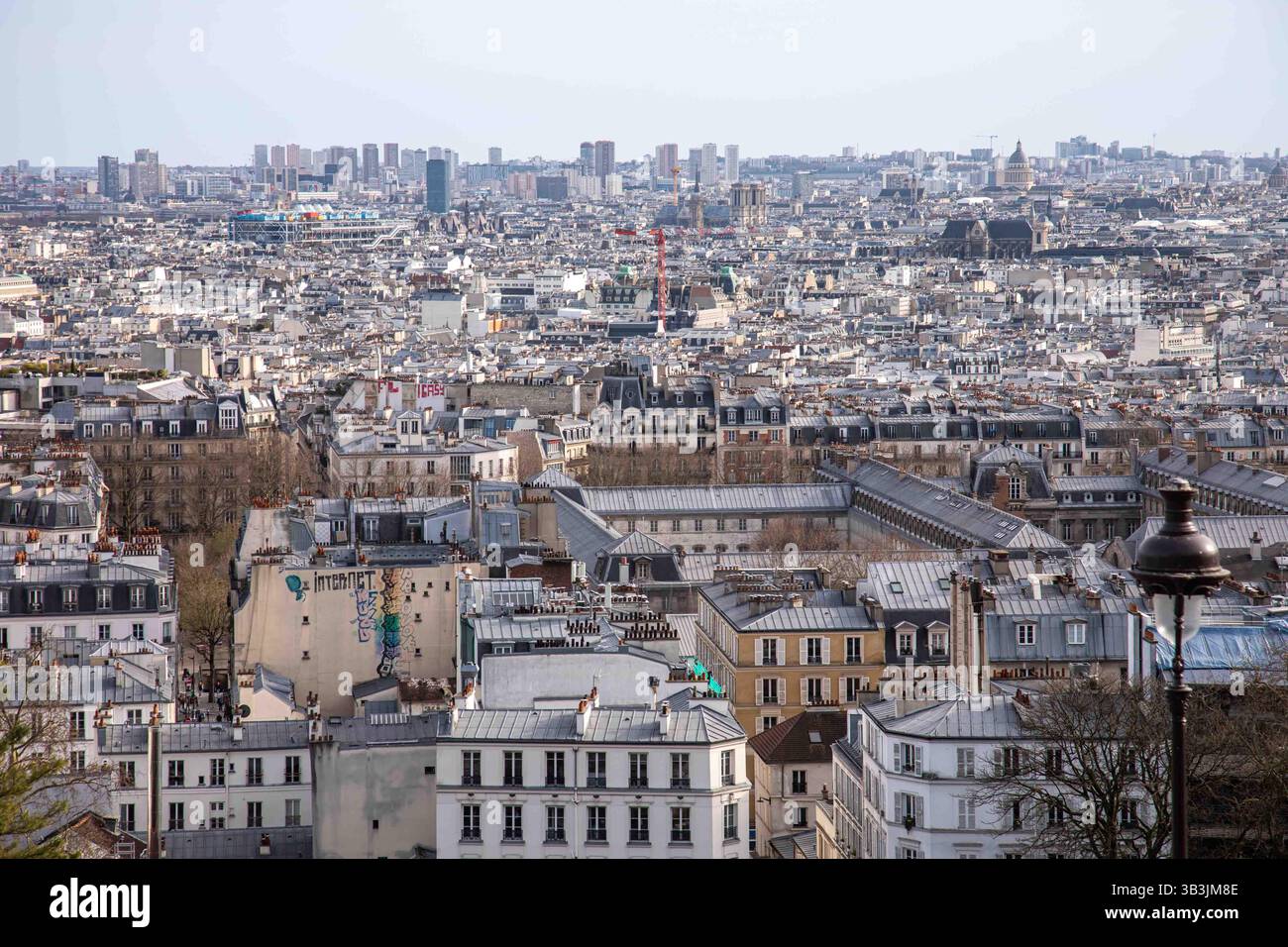 Paesaggio urbano di Parigi visto dalla piattaforma di osservazione di Rue du Cardinal Dubois nel quartiere Montmartre di Parigi, Francia Foto Stock