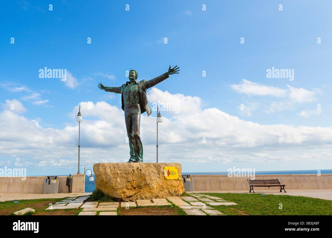 Statua dedicata al famoso cantante italiano Domenico Modugno a Polignano a Mare, in Puglia. Foto Stock