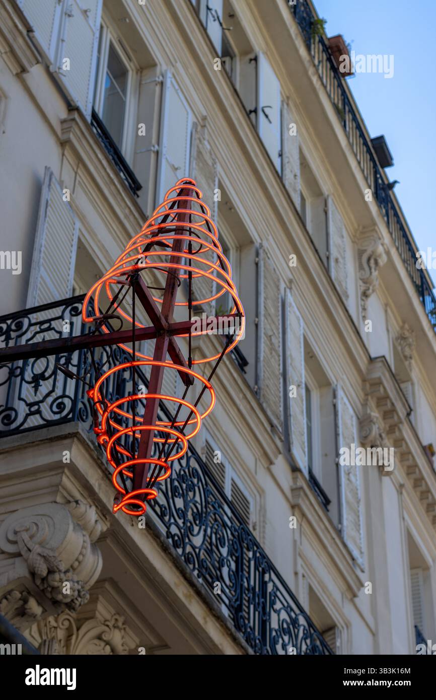 Logo della tabaccheria artigianale appeso sulla facciata di un edificio parigino Foto Stock