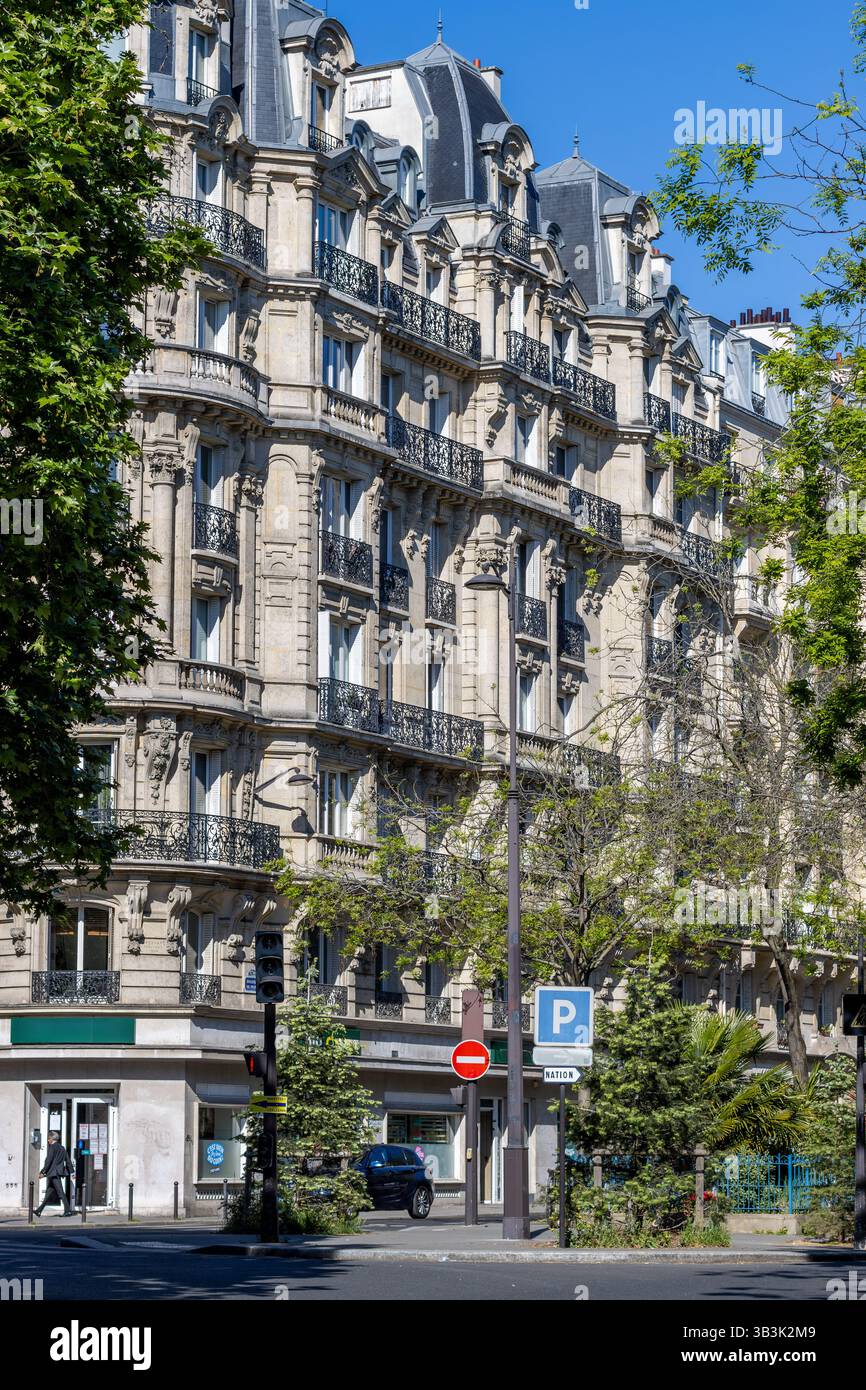 Facciata di un edificio parigino tradizionale in primavera Foto Stock