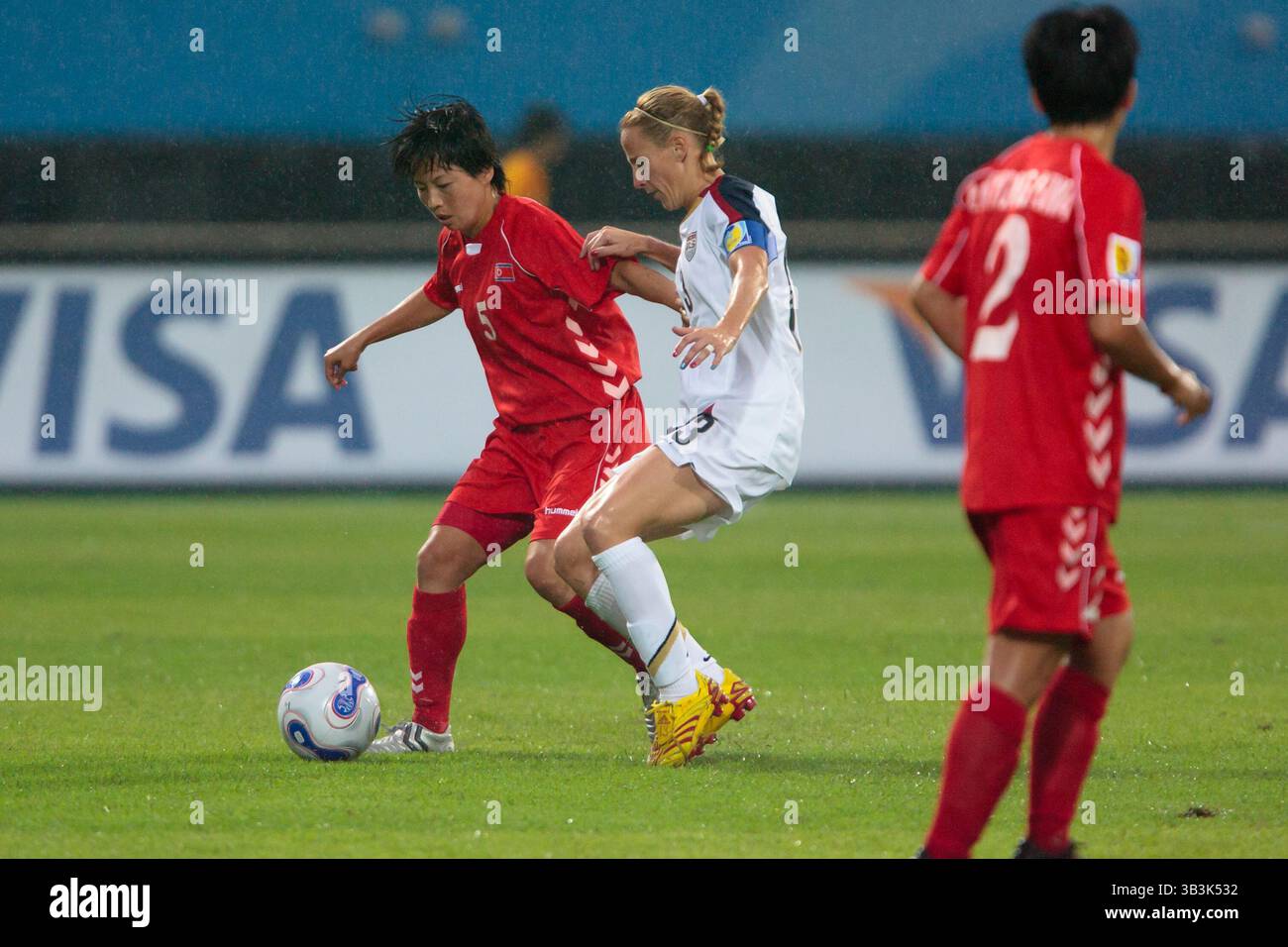 Song Jong-Sun della Corea del Nord (L) viene messa sotto pressione dal capitano della squadra statunitense Kristine Lilly (R) durante una partita del gruppo B della Coppa del mondo femminile contro il Chengdu Sports Center Stadium di Chengdu, Cina, l'11 settembre 2007. Solo per uso editoriale. Uso commerciale vietato. Foto Stock