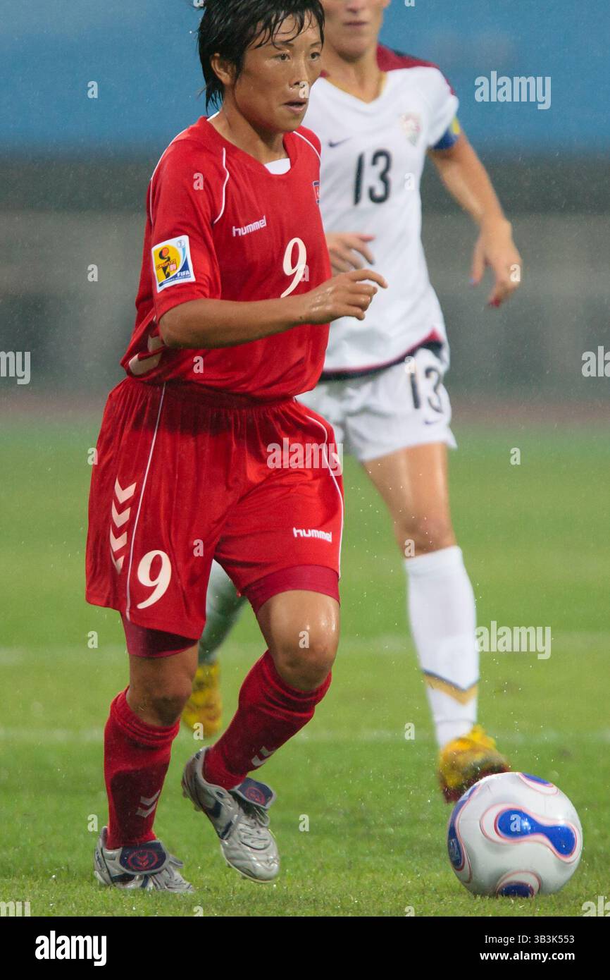 Kil Son-hui della Corea del Nord (9) sul pallone durante una partita del gruppo B della Coppa del mondo femminile contro gli Stati Uniti l'11 settembre 2007 al Chengdu Sports Center Stadium di Chengdu, Cina. Solo per uso editoriale. Uso commerciale vietato. Foto Stock