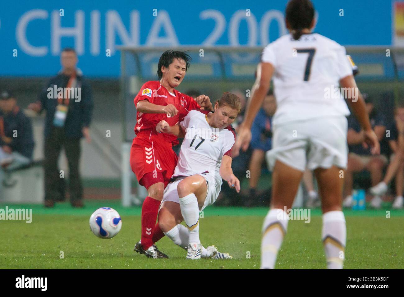 Kil Son-hui della Corea del Nord (L) combatte contro Lori Chalupny degli Stati Uniti (17) durante una partita del gruppo B della Coppa del mondo femminile l'11 settembre 2007 al Chengdu Sports Center Stadium di Chengdu, in Cina. Solo per uso editoriale. Uso commerciale vietato. Foto Stock