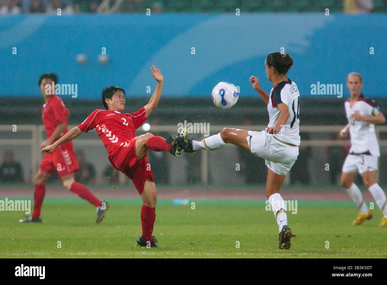 Kim Kyong-hwa della Corea del Nord (L) combatte contro Stephanie Lopez degli Stati Uniti (R) durante una partita del gruppo B della Coppa del mondo femminile l'11 settembre 2007 al Chengdu Sports Center Stadium di Chengdu, in Cina. Solo per uso editoriale. Uso commerciale vietato. Foto Stock