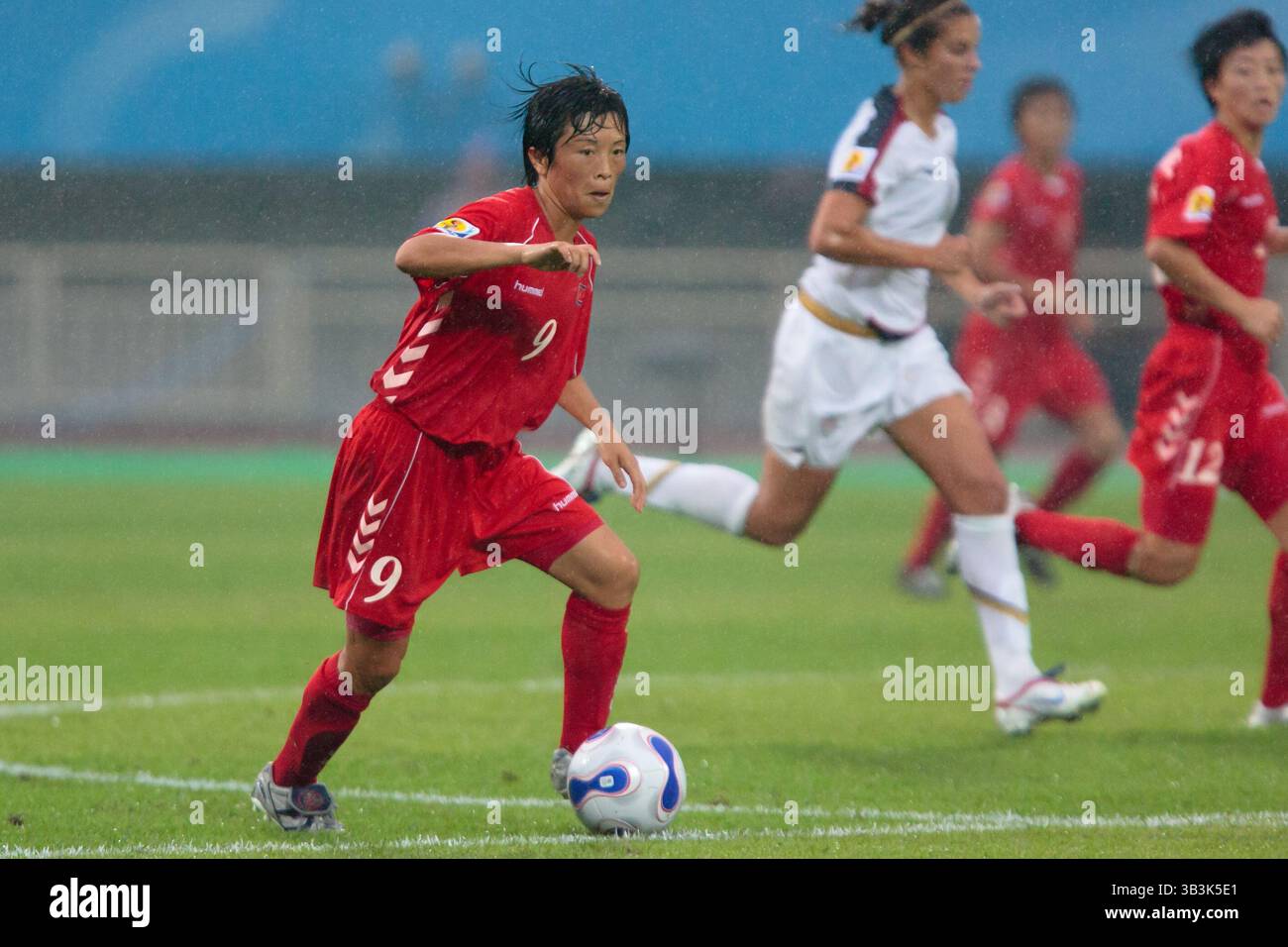 CHENGDU - 11 SETTEMBRE: RI un-suk della Corea del Nord (9) sul pallone durante una partita del gruppo B della Coppa del mondo femminile contro gli Stati Uniti l'11 settembre 2007 allo stadio Chengdu Sports Center di Chengdu, Cina. Solo per uso editoriale. Uso commerciale vietato. Foto Stock