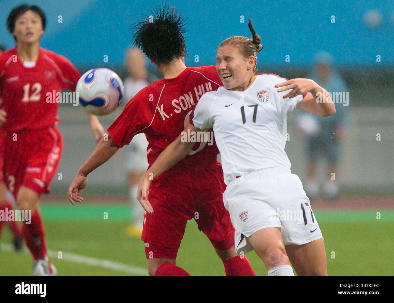Lori Chalupny degli Stati Uniti (17) combatte Kil Son-hui della Corea del Nord (L) durante una partita del gruppo B della Coppa del mondo femminile l'11 settembre 2007 al Chengdu Sports Center Stadium di Chengdu, in Cina. Solo per uso editoriale. Uso commerciale vietato. Foto Stock