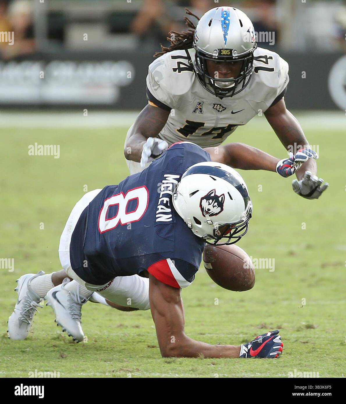 11 novembre 2017 - Orlando, FL, USA - il defensive back dell'UCF Nevelle Clarke (14) batte la palla lontano dal wide receiver dell'UConn Aaron McLean (8) sabato 11 novembre 2017 allo Spectrum Stadium di Orlando, Flag. L'UCF ha vinto la partita 49-24. (Immagine di credito: © Stephen M. Dowell/TNS via ZUMA Wire) Foto Stock