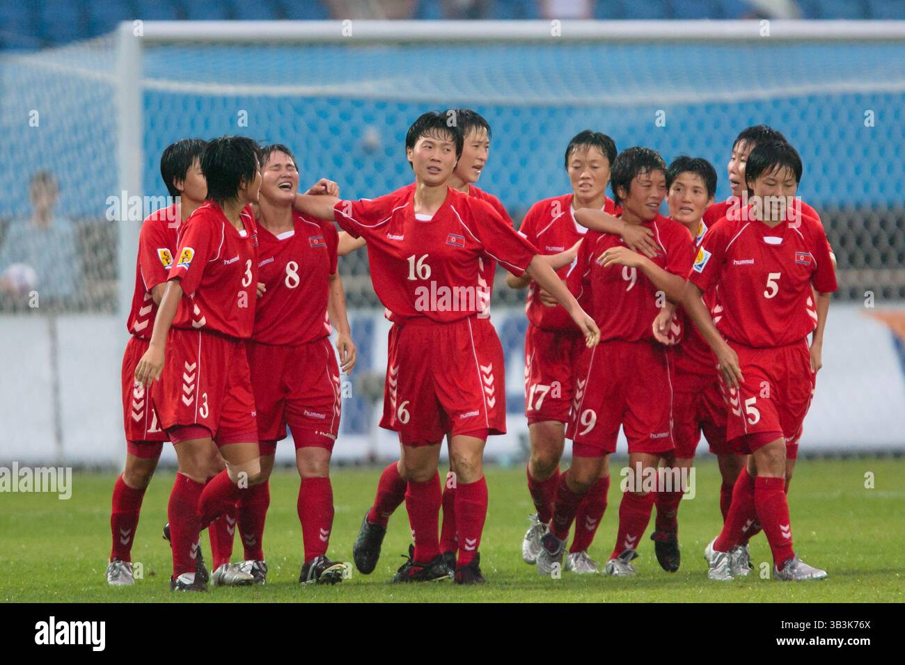 Le giocatrici nordcoreane festeggiano dopo un gol segnato da Kil Son-hui (8) contro gli Stati Uniti in una partita del gruppo B della Coppa del mondo femminile l'11 settembre 2007 al Chengdu Sports Center Stadium di Chengdu, in Cina. Solo per uso editoriale. Uso commerciale vietato. Foto Stock