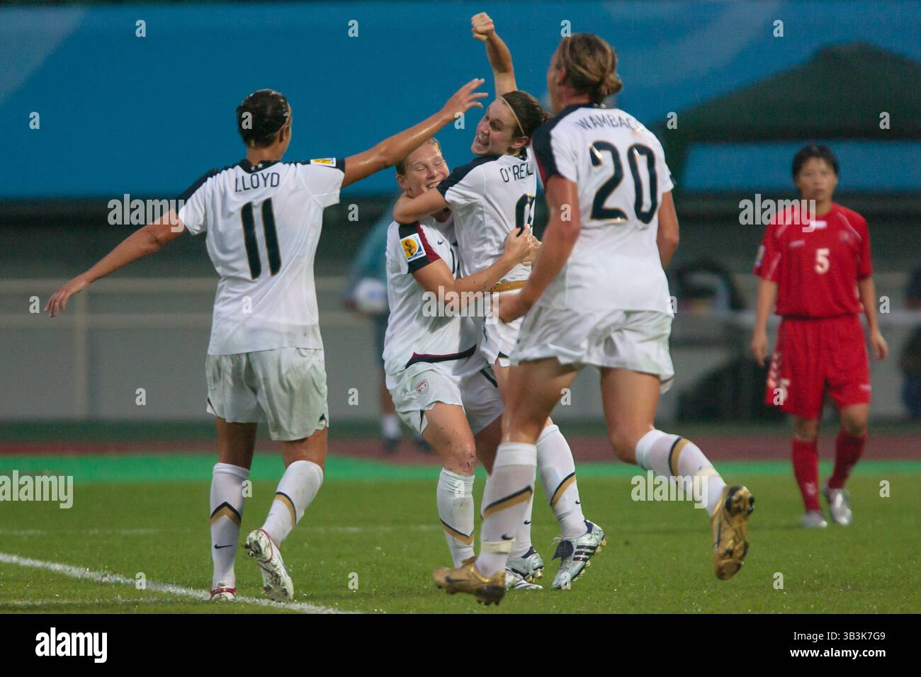 I giocatori degli Stati Uniti festeggiano dopo un gol di Heather o'Reilly contro la Corea del Nord in una partita del gruppo B della Coppa del mondo femminile l'11 settembre 2007 al Chengdu Sports Center Stadium di Chengdu, Cina. Solo per uso editoriale. Uso commerciale vietato. Foto Stock