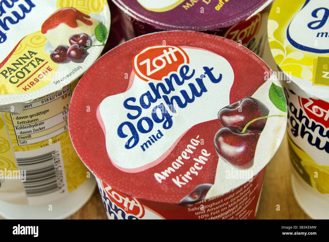 Amburgo, Germania - aprile 25 2025: 4 Becher Zott Sahne Joghurt Foto Stock