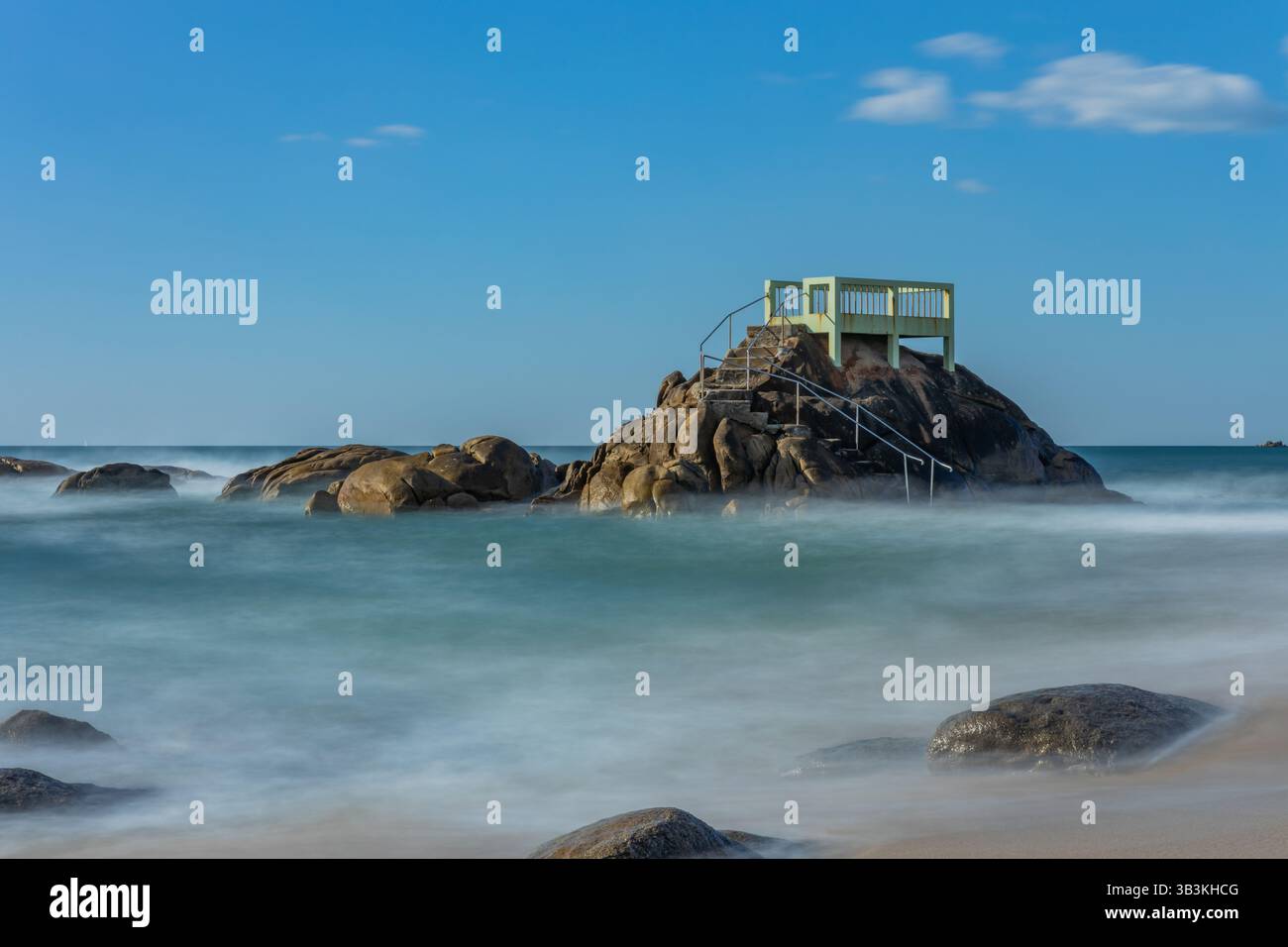 Lunga esposizione all'oceano a Vila do Conde, spiaggia di Olinda, a nord del Portogallo Foto Stock