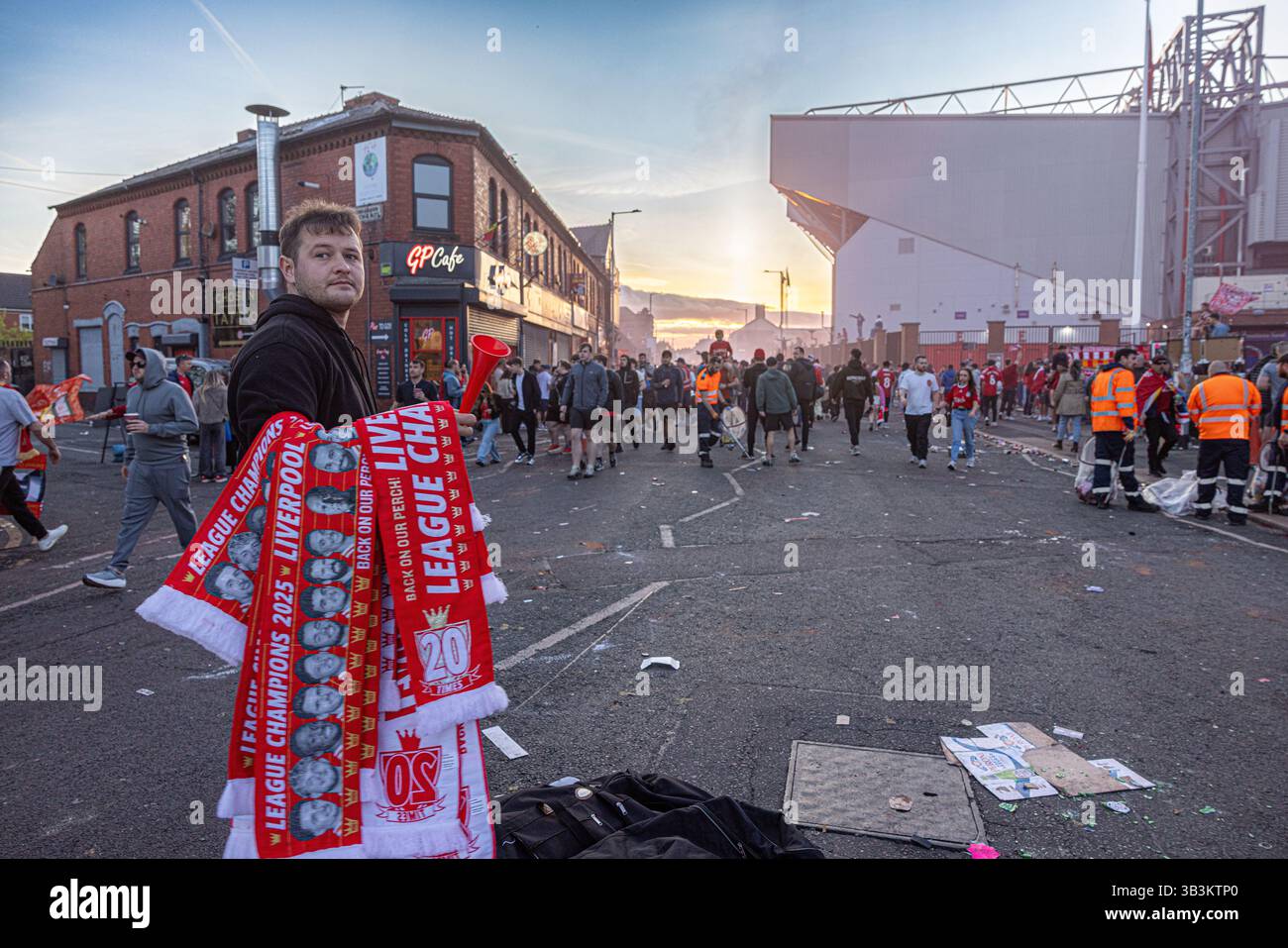 Uomini che vendono merci del Liverpool FC fuori dallo stadio di Anfield dopo aver vinto la Premier League inglese. Foto Stock