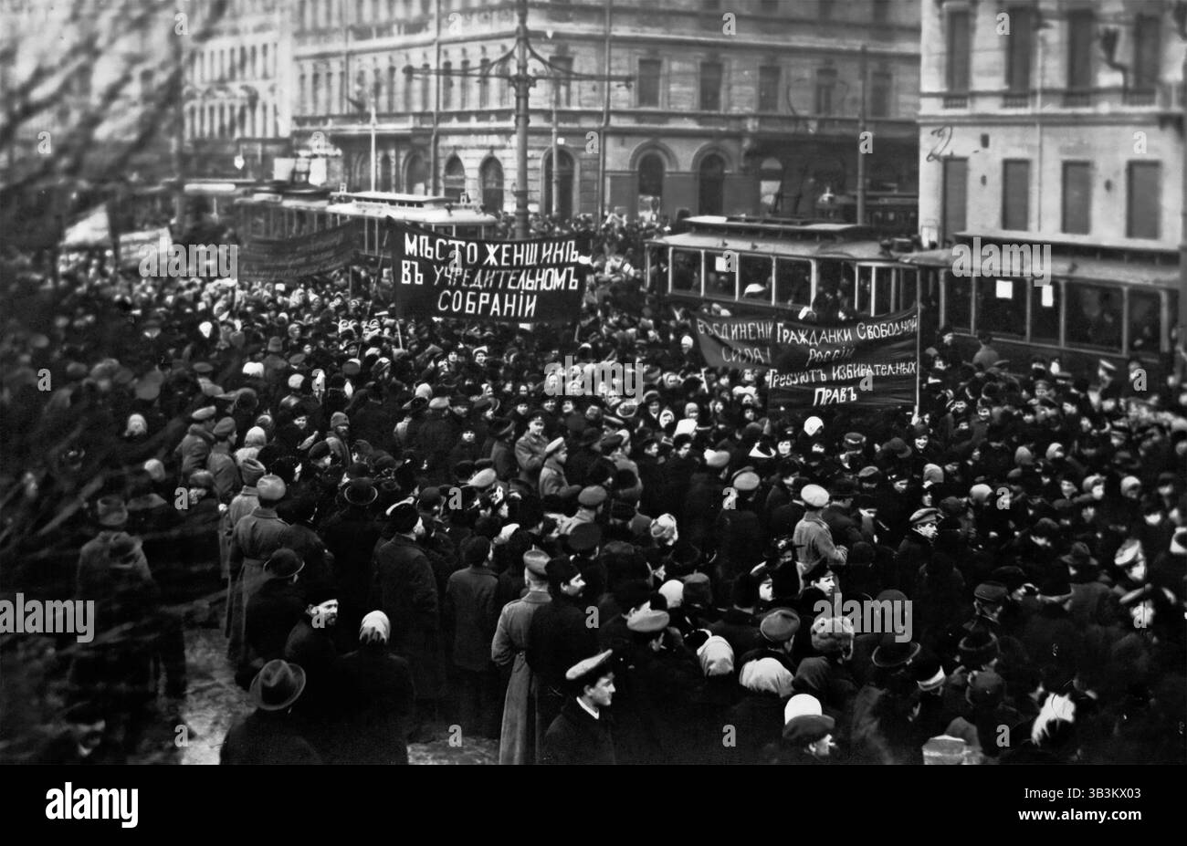 La rivoluzione russa. Fotografia di un raduno sulla Nevsky Prospekt a San Pietroburgo, Russia, nel febbraio 1917 Foto Stock