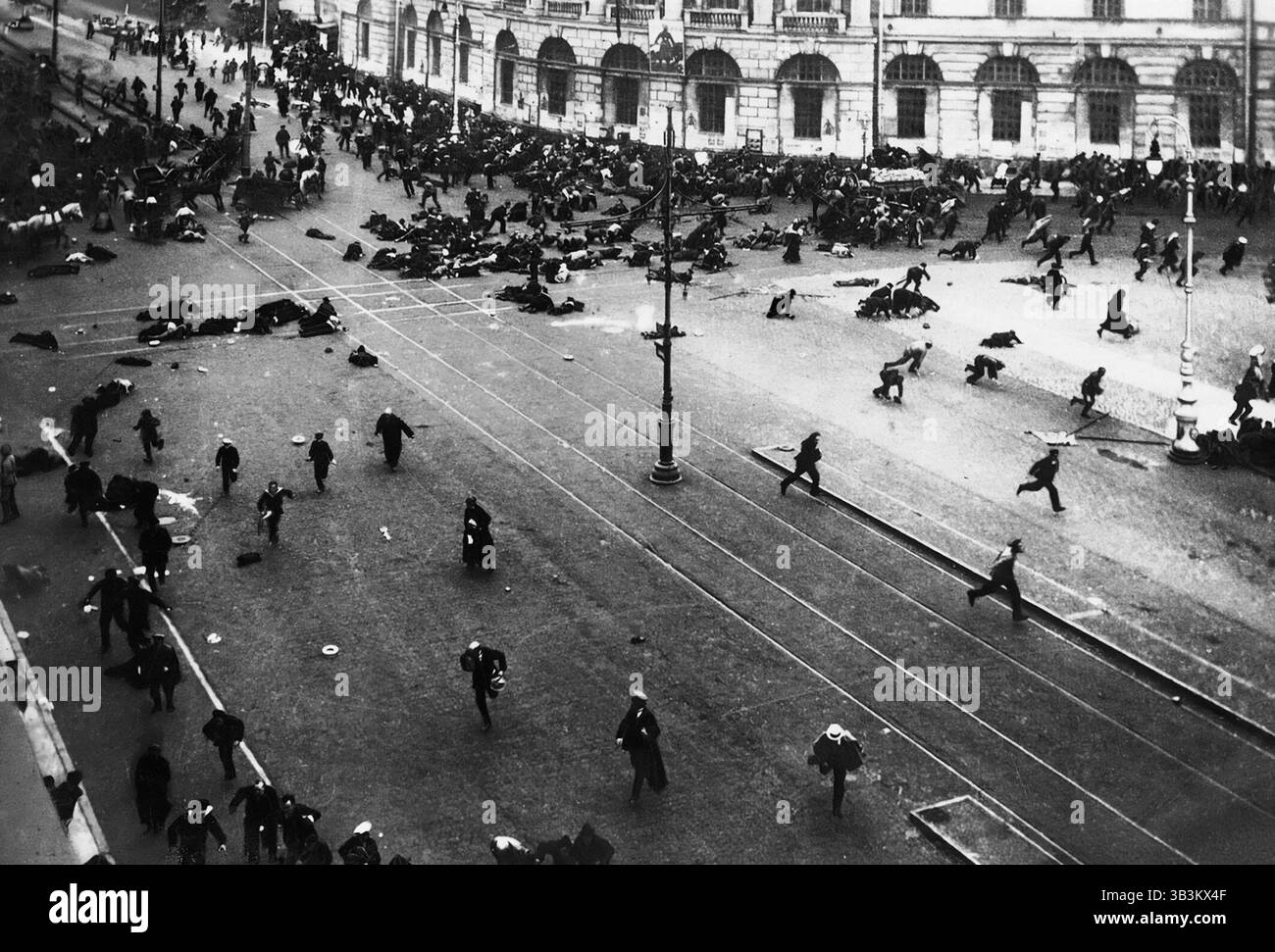La rivoluzione russa. Fotografia della sparatoria, di cadetti e cosacchi, di una pacifica dimostrazione di lavoro su Nevsky Prospekt, San Pietroburgo (Pietrogrado), Russia, nel luglio 1917 Foto Stock