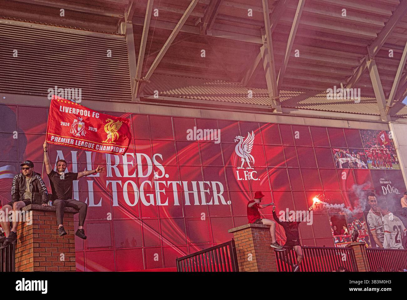 Tifosi del Liverpool che festeggiano fuori dallo stadio di Anfield dopo che la loro squadra ha vinto la partita di calcio della Premier League inglese contro il Tottenham Foto Stock