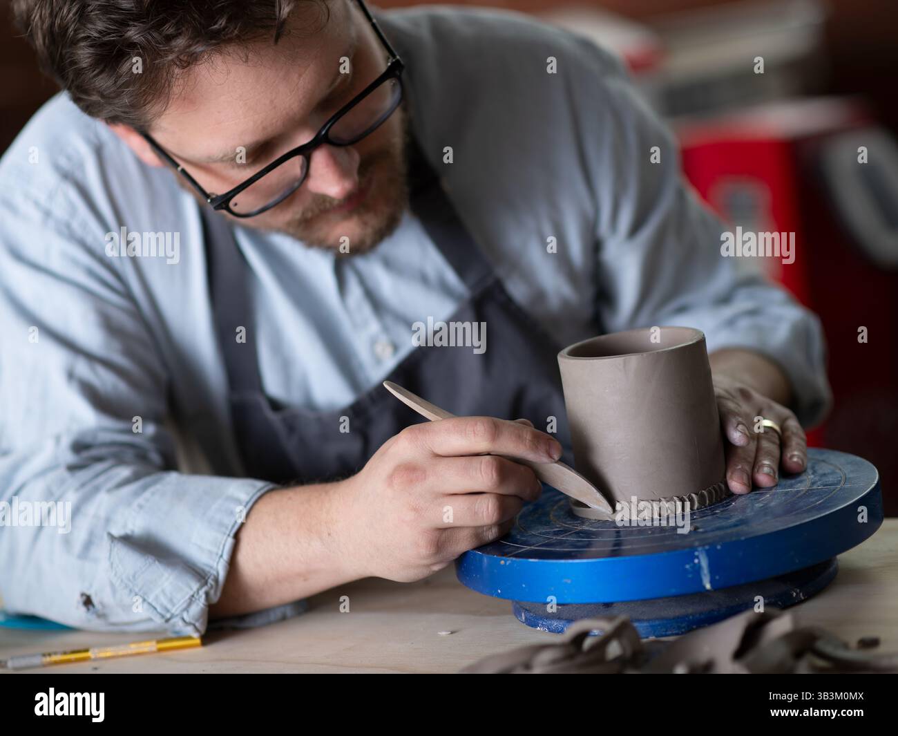 Artisti di ceramica che lavorano in uno studio di ceramica Foto Stock