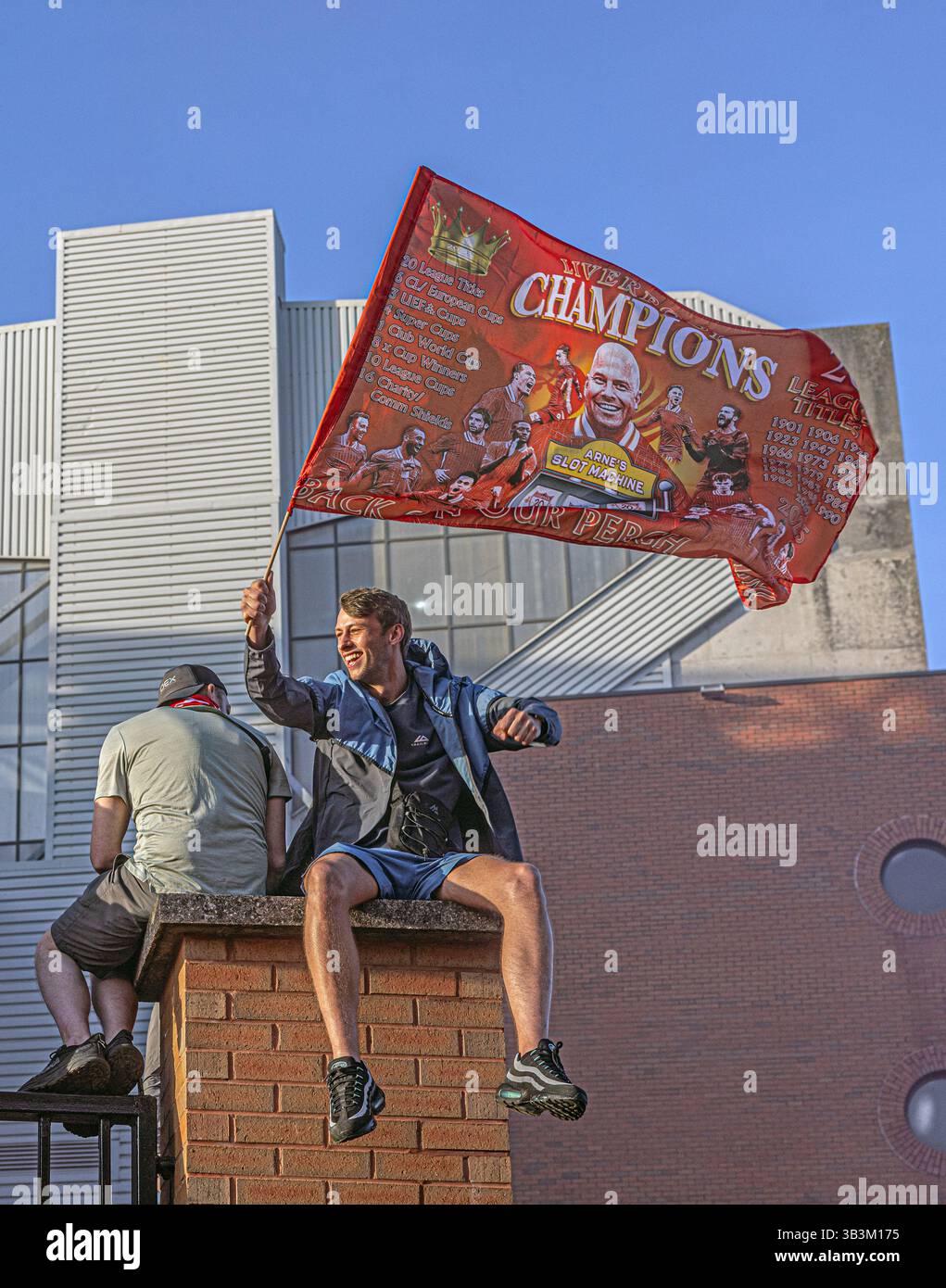 Il tifoso del Liverpool regge una bandiera che riporta "campioni del Liverpool 2024-25" durante la partita di Premier League tra Liverpool FC e Spurs Foto Stock