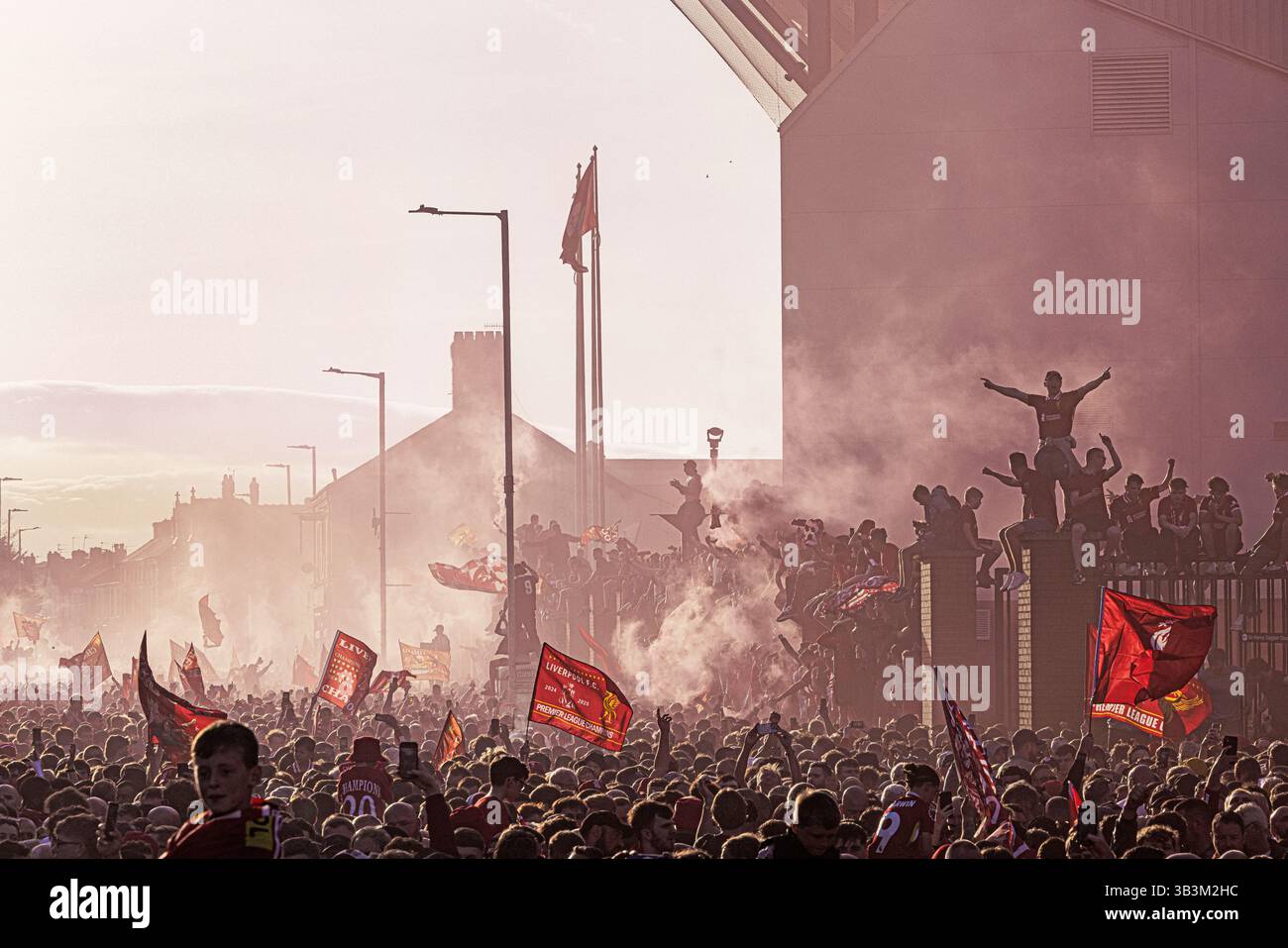 LIVERPOOL, INGHILTERRA - APRILE 27: I tifosi del Liverpool iniziano a fumare, mentre si godono l'atmosfera pre-partita fuori dallo stadio prima della Premier Foto Stock