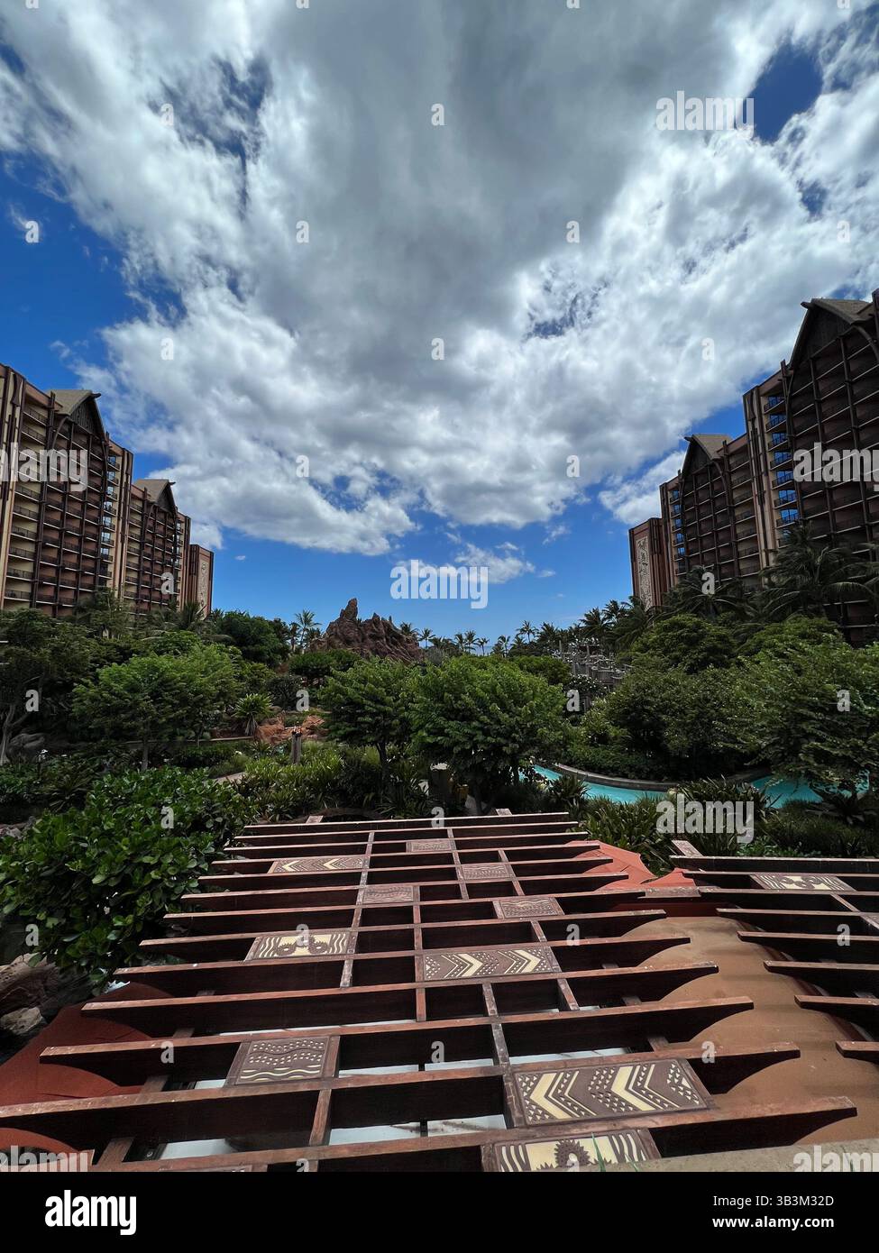 Una fetta di paradiso: Viste panoramiche di un resort di lusso hawaiano sotto un cielo blu radioso. - Immagine stock catturata con smartphone