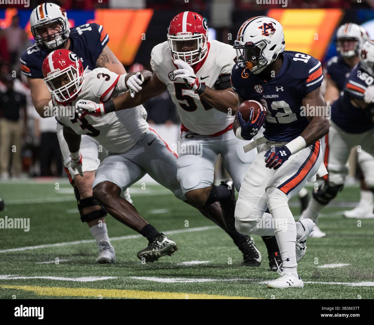2 dicembre 2017 - Atlanta, GA, USA - Atlanta, GA - 2 dicembre 2017: I Georgia Bulldogs al numero 6 affrontano gli Auburn Tigers al Mercedes Benz Stadium nella finale della SEC. Punteggio finale Georgia 28, Auburn 7. (Immagine di credito: © Steven Limentani/ISIPhotos via ZUMA Wire) Foto Stock