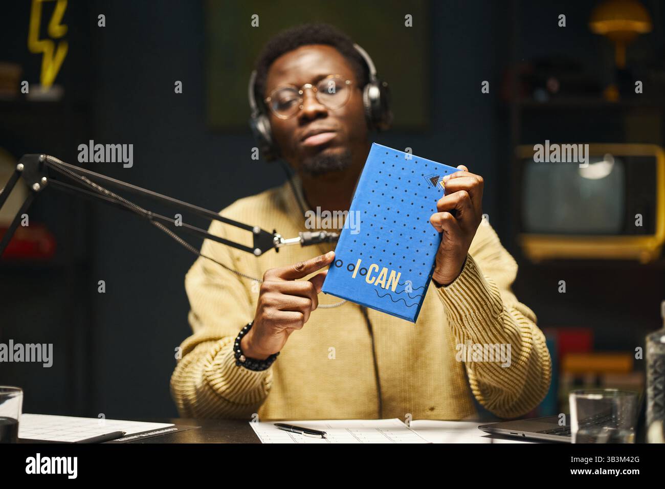 Uomo che parla di Libro durante il podcast Foto Stock