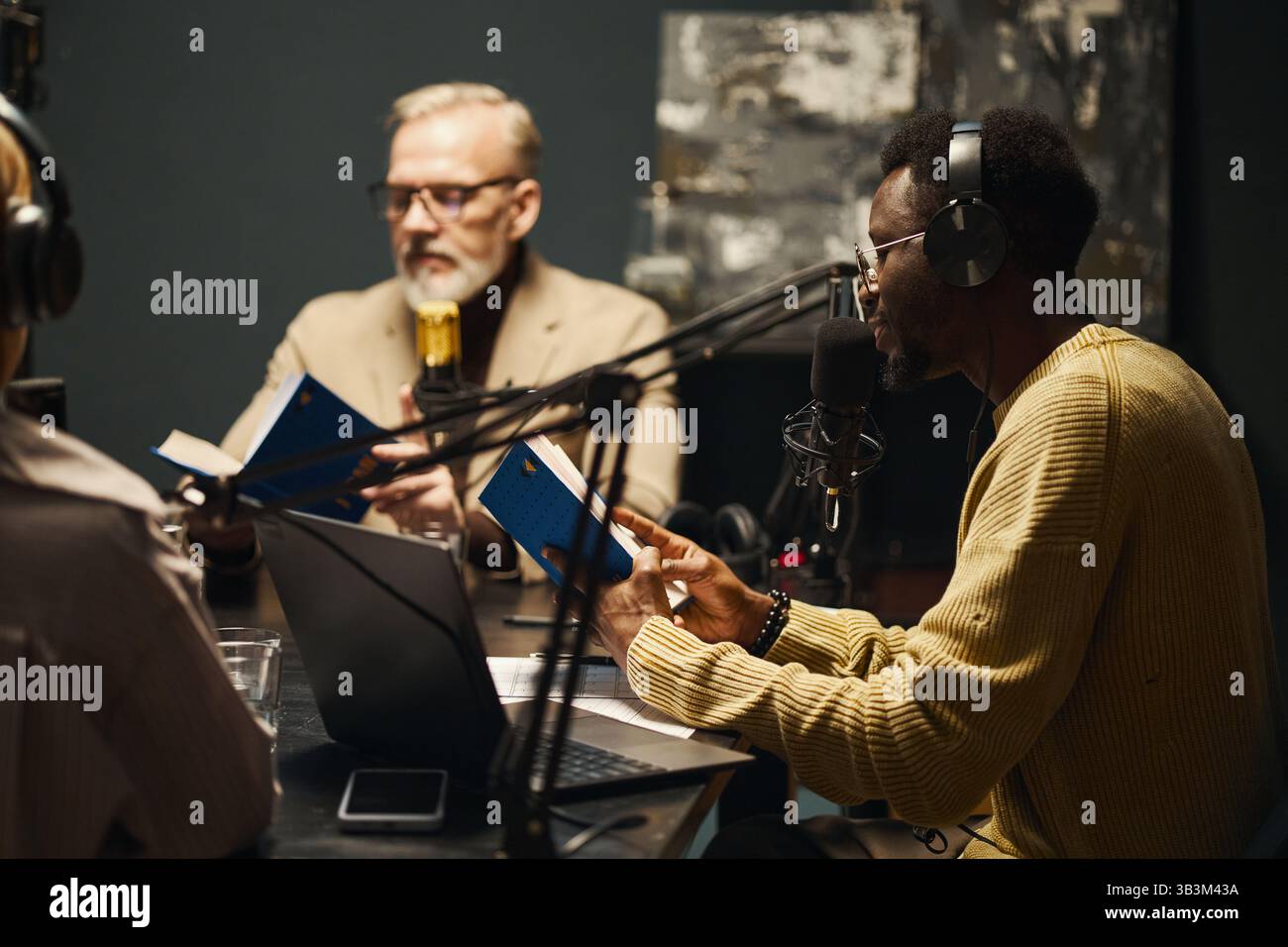 Persone che discutono di nuovo libro durante il podcast Foto Stock