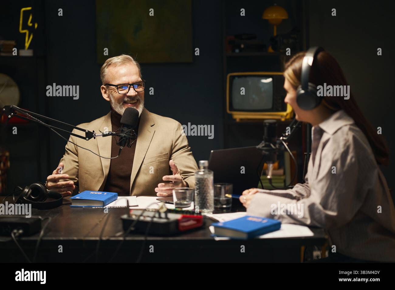 Uomo che risponde alla domanda durante il colloquio Foto Stock